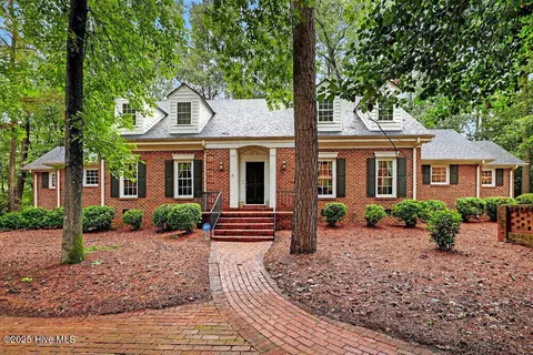 102 Cedar Ln, Clinton, NC 28328