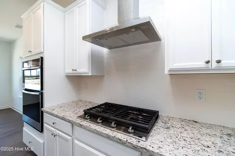 Kitchen - 307 Iris Cir, Moyock, NC 27958 photo 4 of 4