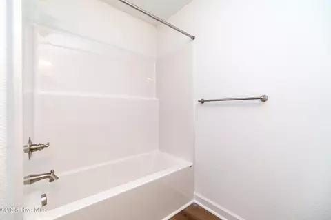 Bath - 307 Iris Cir, Moyock, NC 27958 photo 5 of 8