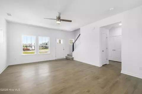 Living - 307 Iris Cir, Moyock, NC 27958 photo 2 of 5