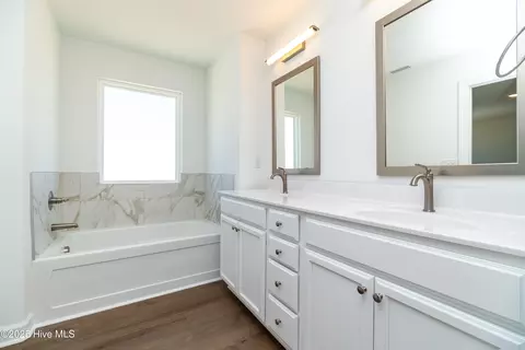 Bath - 307 Iris Cir, Moyock, NC 27958 photo 6 of 8