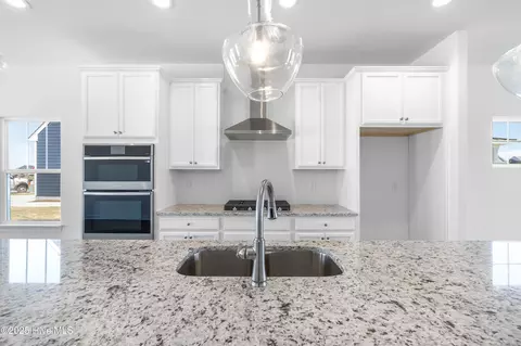 Kitchen - 307 Iris Cir, Moyock, NC 27958 photo 2 of 4