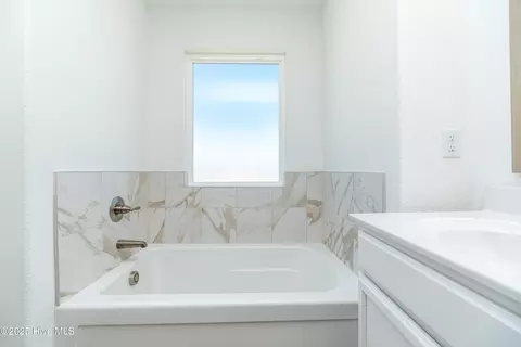 Bath - 307 Iris Cir, Moyock, NC 27958 photo 7 of 8