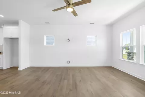 Living - 307 Iris Cir, Moyock, NC 27958 photo 4 of 5