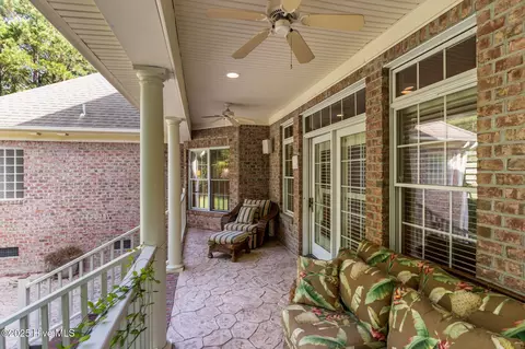 Exterior - 305 Tall Ships Ln, Hampstead, NC 28443 photo 4 of 11