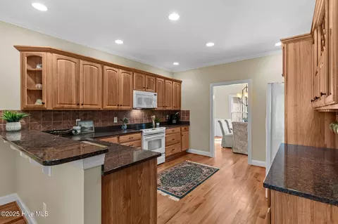 Kitchen - 305 Tall Ships Ln, Hampstead, NC 28443 photo 2 of 3