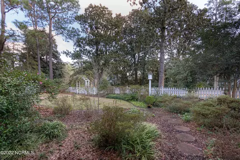Exterior - 185 Cherokee Rd, Pinehurst, NC 28374 photo 7 of 9