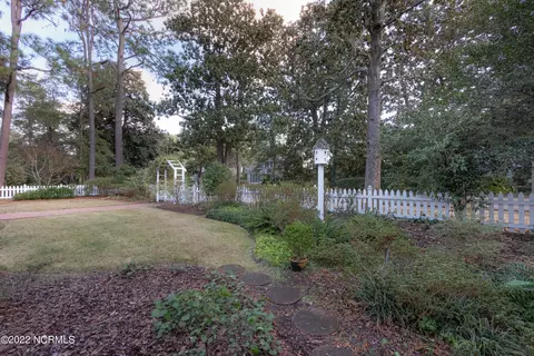 Exterior - 185 Cherokee Rd, Pinehurst, NC 28374 photo 6 of 9