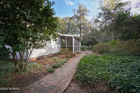 Exterior - 185 Cherokee Rd, Pinehurst, NC 28374 photo 5 of 9