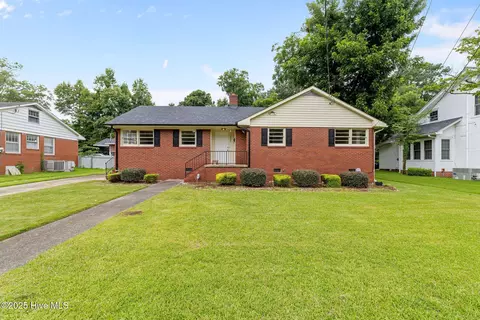 1502 Queens Rd, Kinston, NC 28501