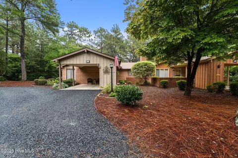 410 Teakwood Ln, Southern Pines, NC 28387