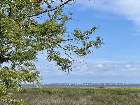 239 Garbacon Dr, Beaufort, NC 28516