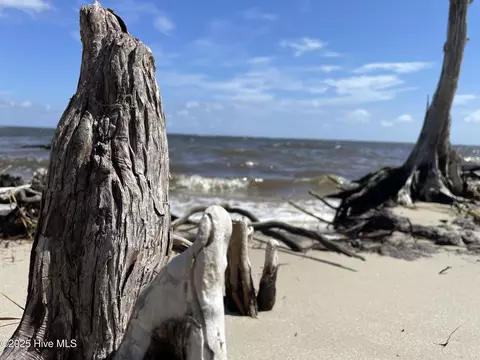 740 Sandy Point Dr, Beaufort, NC 28516