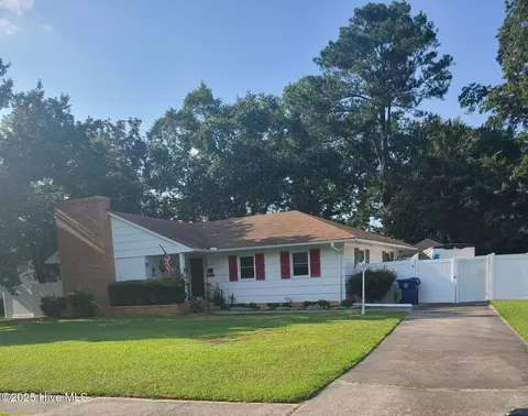 909 Cameron Dr, Kinston, NC 28501