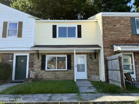 426 Myrtlewood Cir, Jacksonville, NC 28546