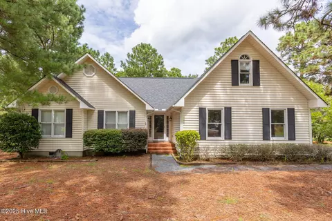 102 Seminole Ct, West End, NC 27376
