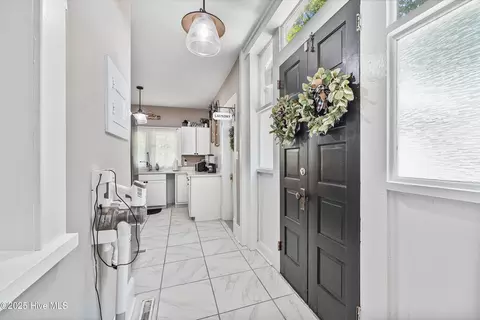 Entry Way - 538 Main St W, Hamlet, NC 28345 photo 3 of 10