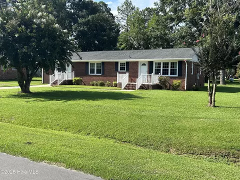 111 Colonial Dr, Clinton, NC 28328