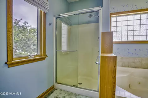 Bath - 251 Watersedge Dr, Kill Devil Hills, NC 27948 photo 4 of 9