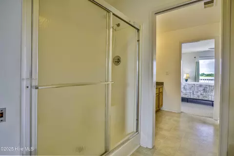 Bath - 251 Watersedge Dr, Kill Devil Hills, NC 27948 photo 7 of 9