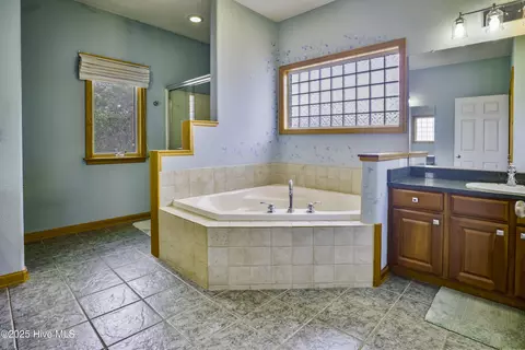 Bath - 251 Watersedge Dr, Kill Devil Hills, NC 27948 photo 3 of 9