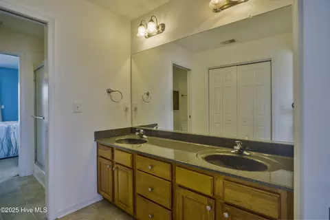 Bath - 251 Watersedge Dr, Kill Devil Hills, NC 27948 photo 8 of 9