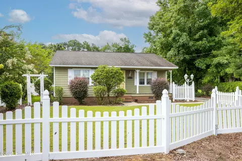 816 Peachtree Rd, Clinton, NC 28328