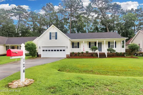 124 Leonard Dr, New Bern, NC 28560