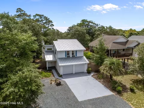 110 NE 29th St, Oak Island, NC 28465