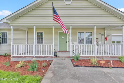 119 Lawndale Ln, Sneads Ferry, NC 28460