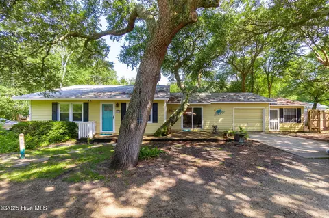 110 Holly Rd, Pine Knoll Shores, NC 28512