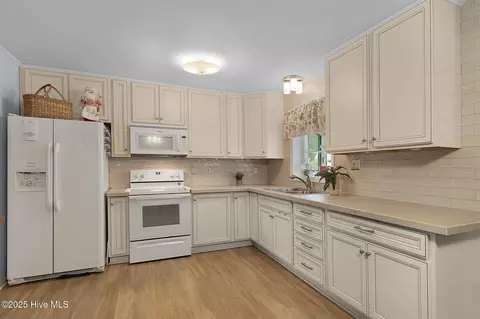 Kitchen - 201 Queens Rd, Hubert, NC 28539 photo 1 of 3