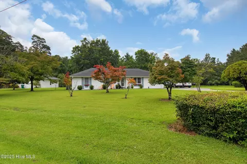 Exterior - 201 Queens Rd, Hubert, NC 28539 photo 4 of 22