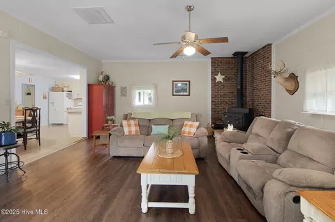 Living - 201 Queens Rd, Hubert, NC 28539 photo 2 of 3