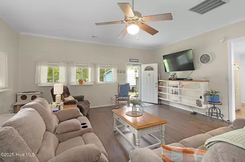 Living - 201 Queens Rd, Hubert, NC 28539 photo 3 of 3