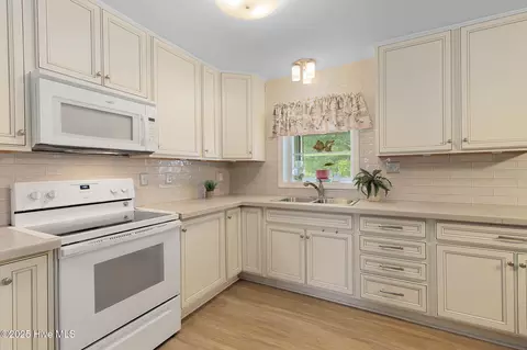 Kitchen - 201 Queens Rd, Hubert, NC 28539 photo 2 of 3