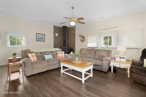Living - 201 Queens Rd, Hubert, NC 28539 photo 1 of 3