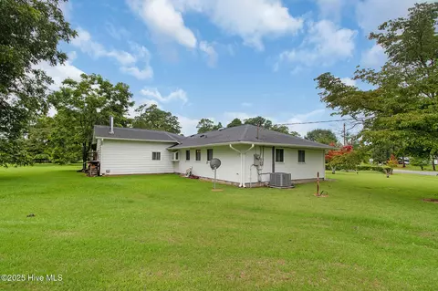 Exterior - 201 Queens Rd, Hubert, NC 28539 photo 7 of 22
