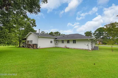 Exterior - 201 Queens Rd, Hubert, NC 28539 photo 8 of 22