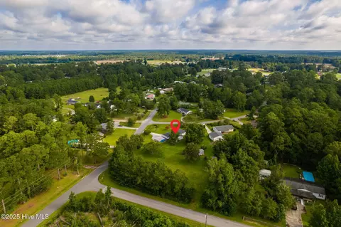 203 Queens Rd, Hubert, NC 28539