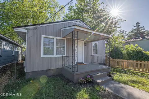 332 W Martin Luther King Jr Dr, Washington, NC 27889