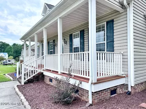 100 Daniel Ct, Richlands, NC 28574