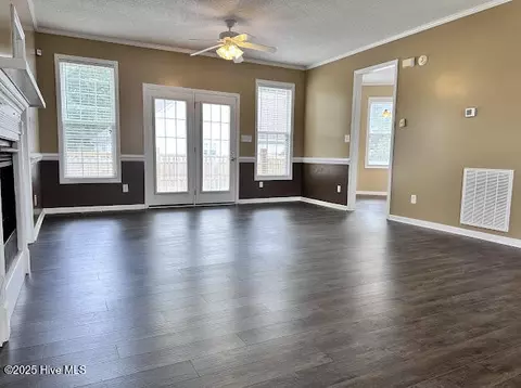 Living - 100 Daniel Ct, Richlands, NC 28574 photo 3 of 7