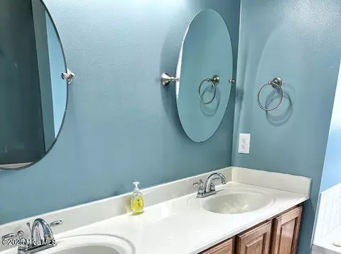 Bath - 100 Daniel Ct, Richlands, NC 28574 photo 3 of 12