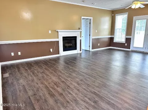 Living - 100 Daniel Ct, Richlands, NC 28574 photo 4 of 7