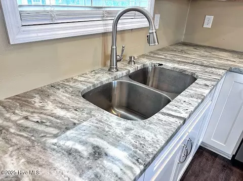 Kitchen - 100 Daniel Ct, Richlands, NC 28574 photo 4 of 8