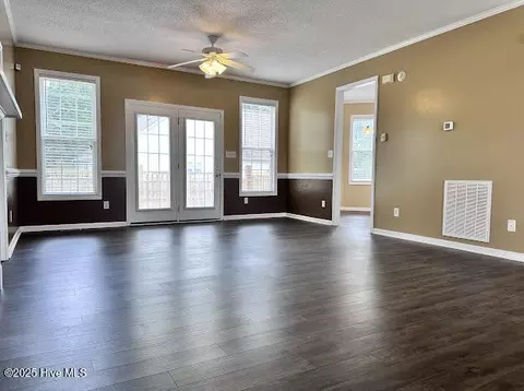 Living - 100 Daniel Ct, Richlands, NC 28574 photo 2 of 7