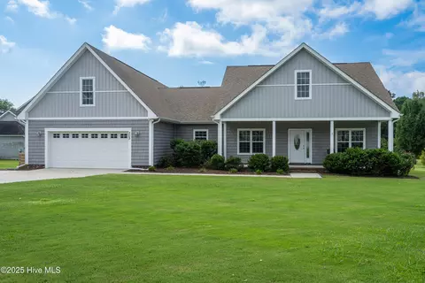 303 Angelfish Ct, Newport, NC 28570