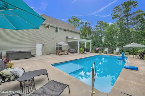 Exterior - 102 Chuckanut Dr, Hampstead, NC 28443 photo 5 of 11