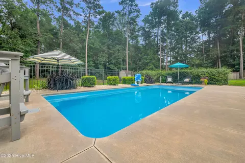 Exterior - 102 Chuckanut Dr, Hampstead, NC 28443 photo 4 of 11